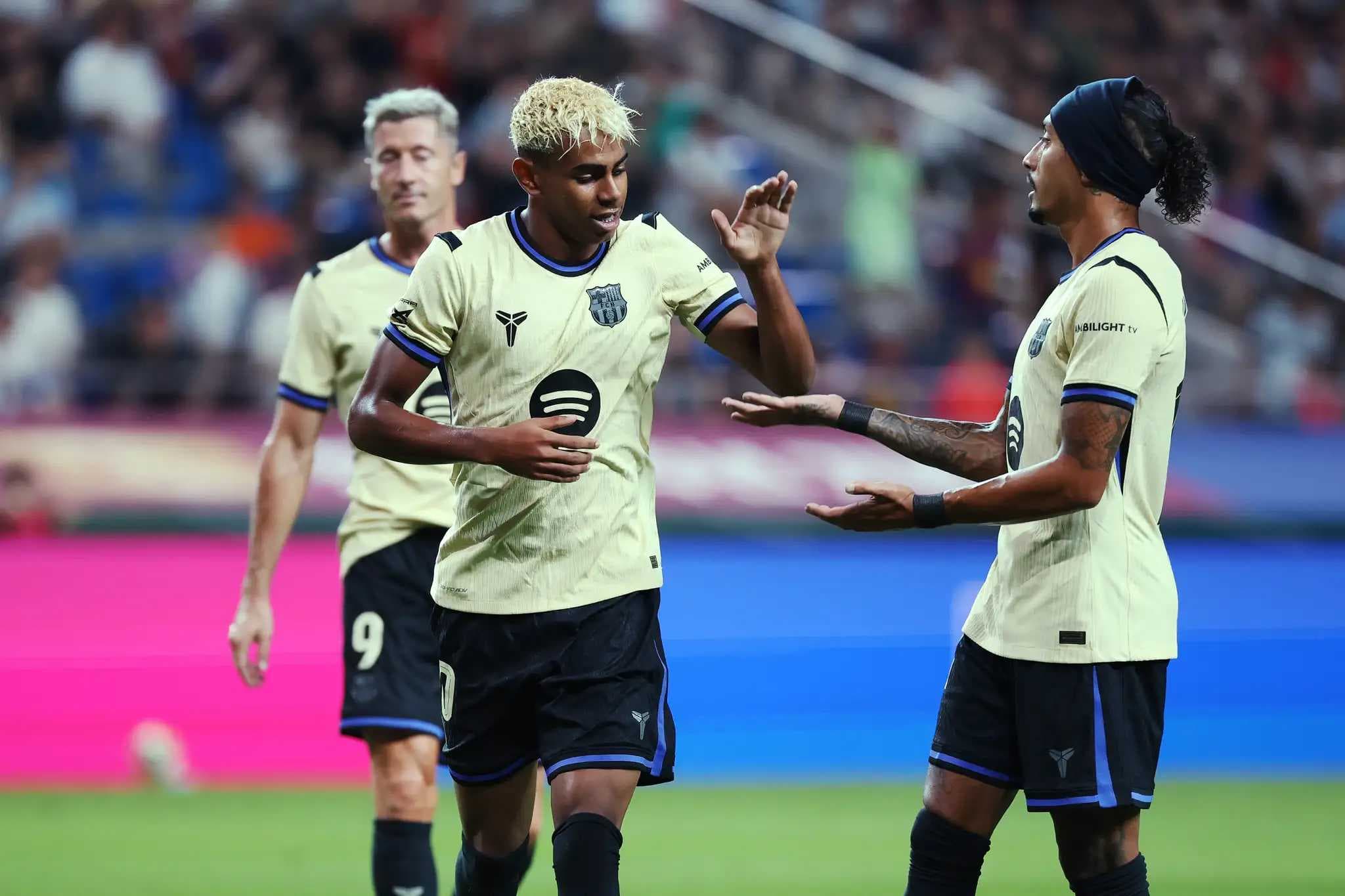 بالأنفوغراف: العقوبات التي فرضها الاتحاد الأوروبي لكرة القدم (يويفا) على نادي برشلونة