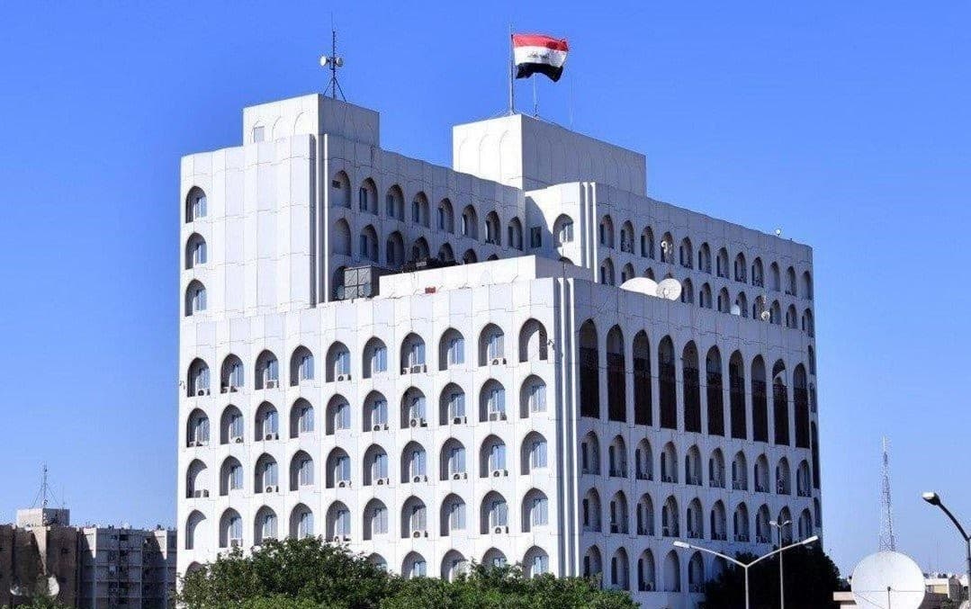 العراق يعترض على تصريحات السفير البريطاني ويحثه على احترام الأعراف الدبلوماسية
