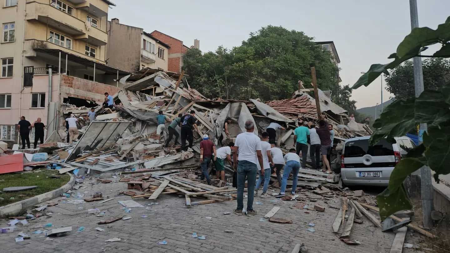 زلزال مدمر يضرب بالكيسير التركية ويتسبب بانهيار مبانٍ