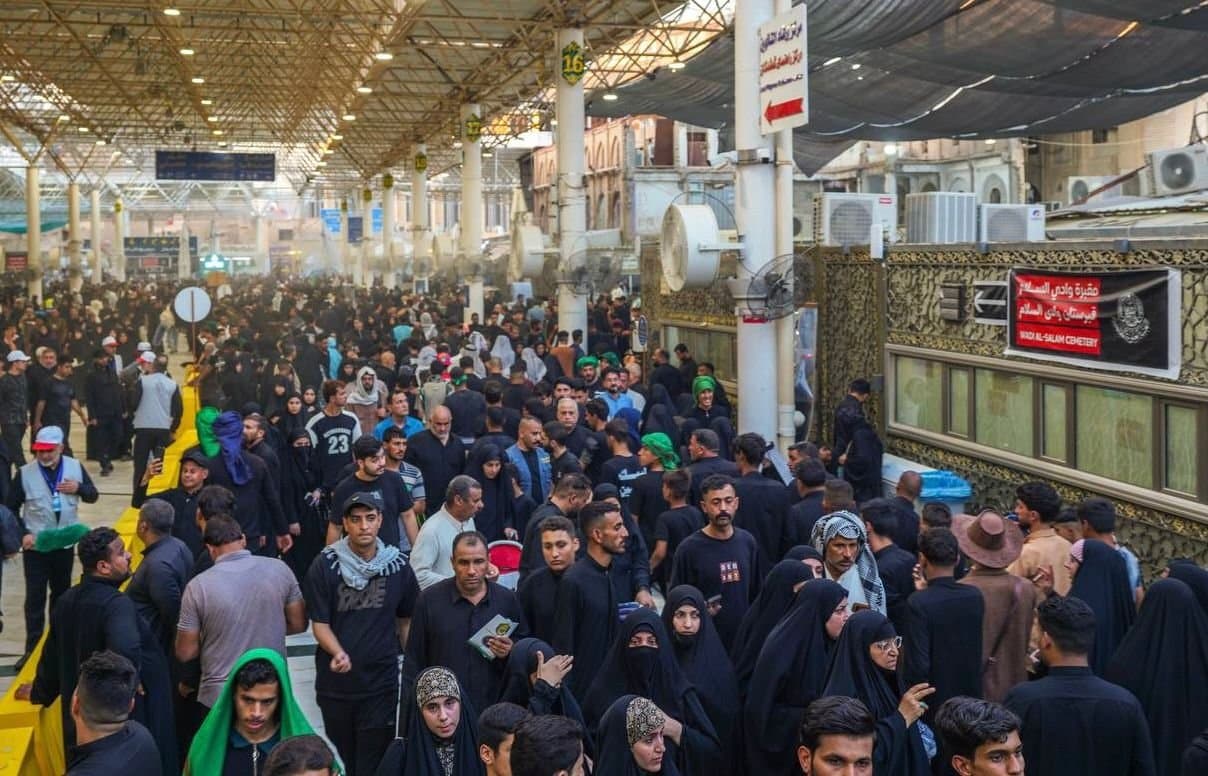 جموع الزائرين تواصل إحياء ذكرى وفاة الرسول (ص) في النجف الأشرف