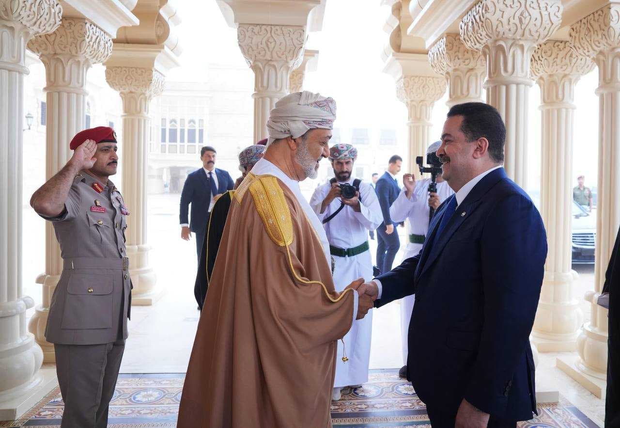 السوداني يلتقي سلطان عمان هيثم بن طارق آل سعيد في قصر الحصن بصلالة