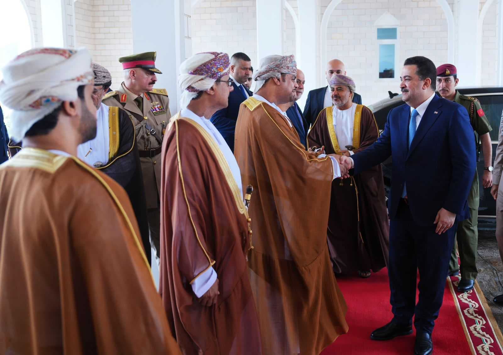 السوداني يعود إلى بغداد بعد اختتام زيارته الرسمية إلى سلطنة عمان