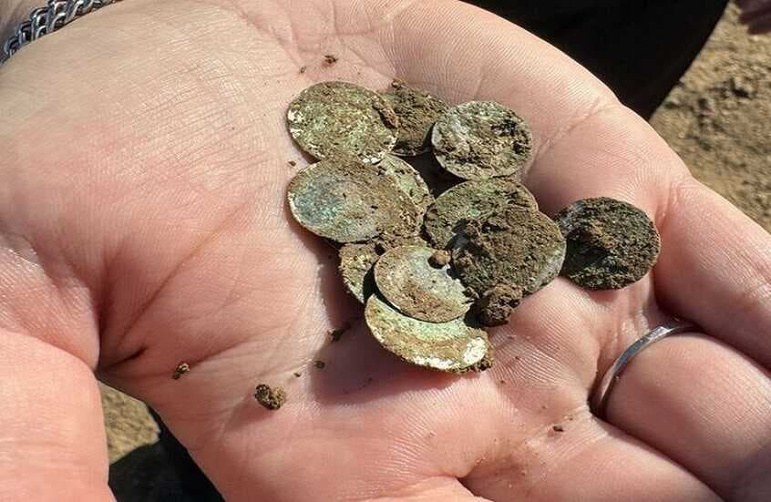 عمره 900 عام.. سيدة تعثر على كنز قيمته مليون دولار