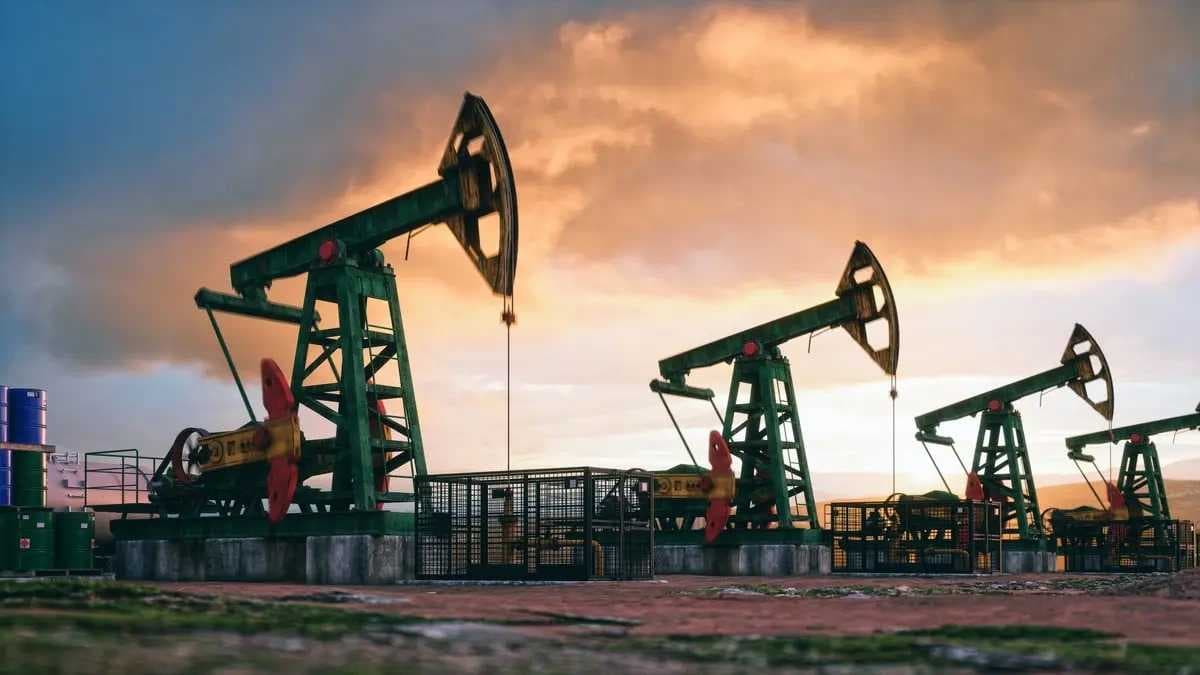 النفط يتراجع بعد مكاسب سابقة بفعل هجمات على منشآت روسية