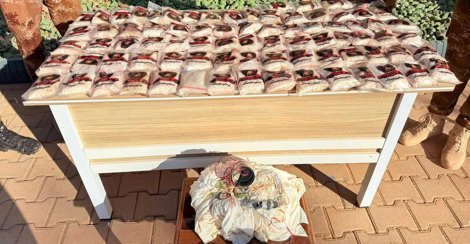 احباط محاولة تهريب 80 ألف حبة مخدرة عبر منطاد على الحدود مع الأردن