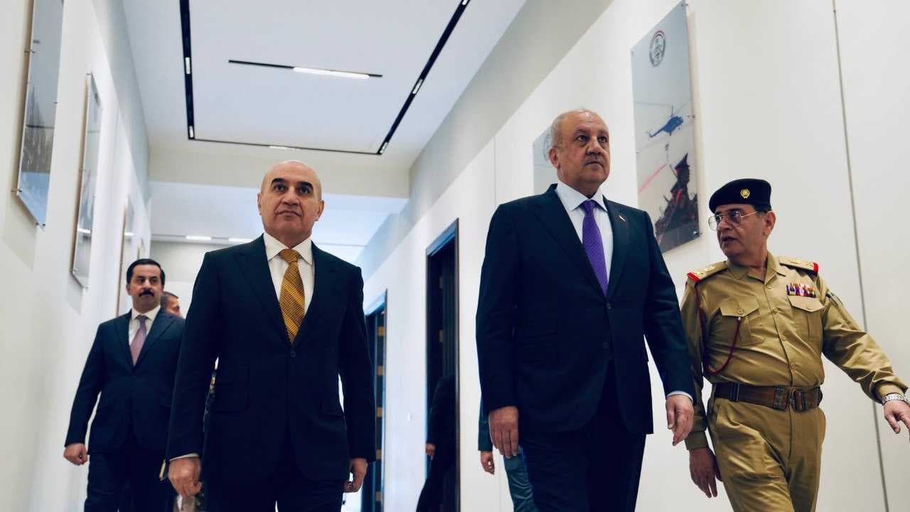وزير الدفاع يؤكد تخصيص أراضٍ للضباط والجنود في جميع المحافظات