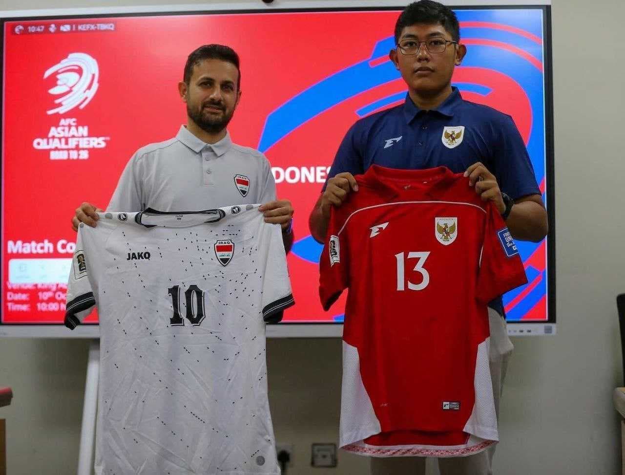 المنتخب الوطني بالزي الأبيض والإندونيسي بالأحمر