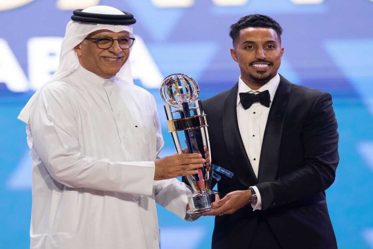 سالم الدوسري يحرز جائزة أفضل لاعب في آسيا لموسم 2024-2025