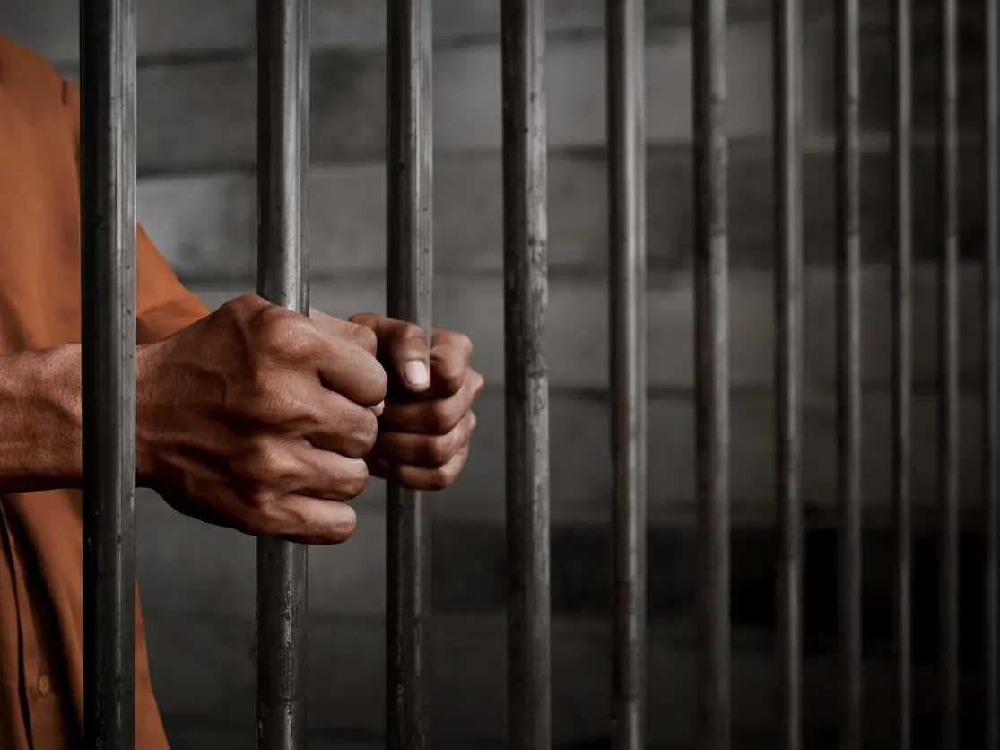العدل: نظام جديد يتيح لذوي النزلاء متابعة أوضاعهم داخل السجون العراقية