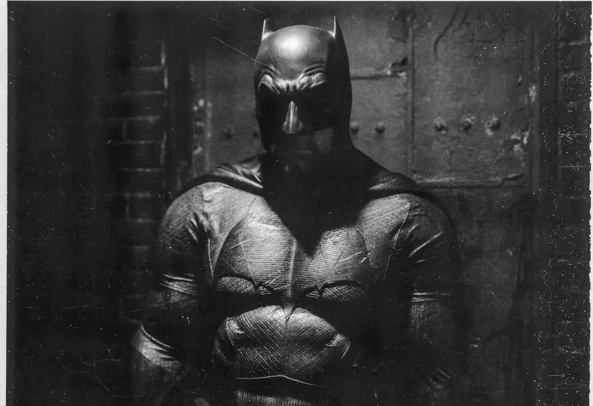 المخرج زاك سنايدر ينشر صورة جديدة لأول تجربة ل Ben affleck ببدلة باتمان