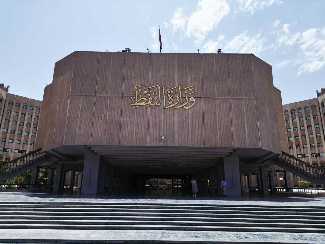 وزارة النفط تعلن إخماد حريق مستودع زبير 1