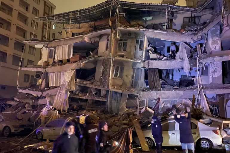 هزات ارتدادية وانهيار مبانٍ جراء زلزال باليكسير في تركيا