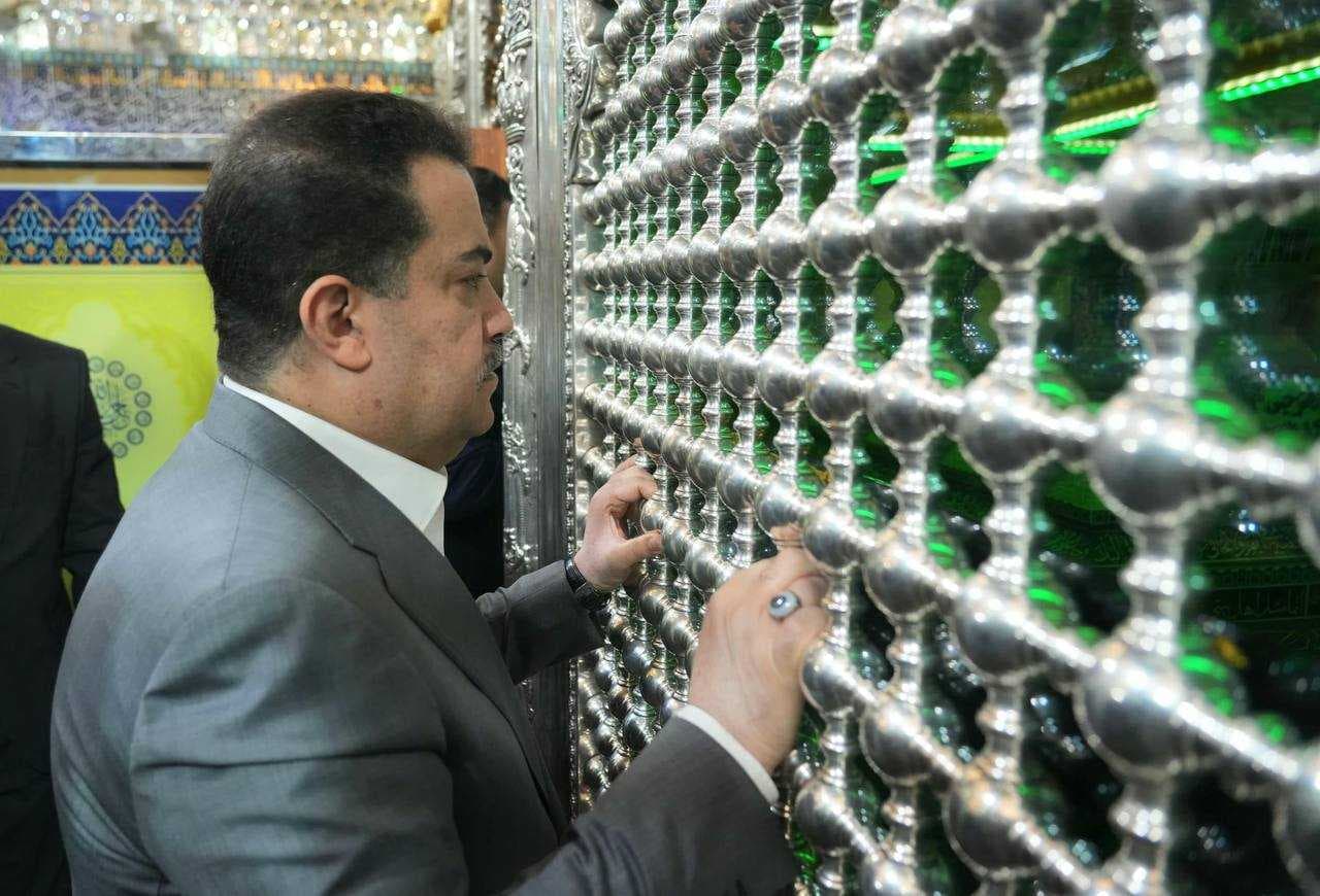 السوداني يؤدي مراسم الزيارة إلى ضريح الإمامين العسكريين (عليهما السلام)