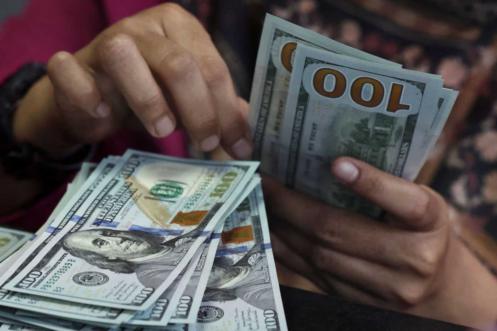 تراجع طفيف في أسعار صرف الدولار أمام الدينار العراقي