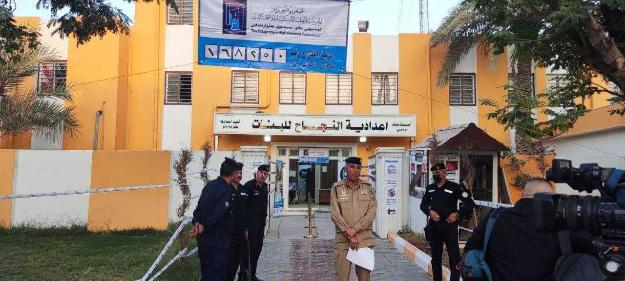 لقطات مصورة من اللحظات الاولى لعملية الاقتراع الخاص في بغداد
