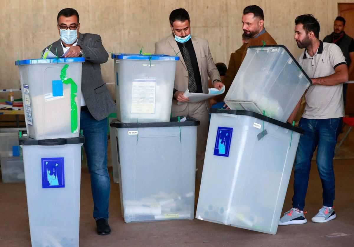 المفوضية: نسبة المشاركة بالانتخابات تزيد على 54 في المئة