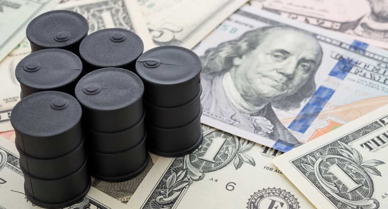 تراجع أسعار النفط نحو 1%