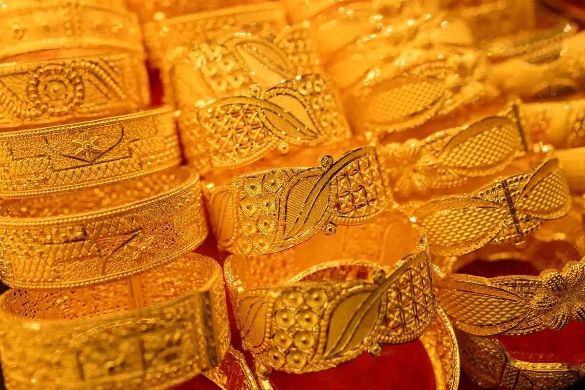 الذهب يرتفع مع ترقّب خفض الفائدة وضغوط متزايدة على الدولار