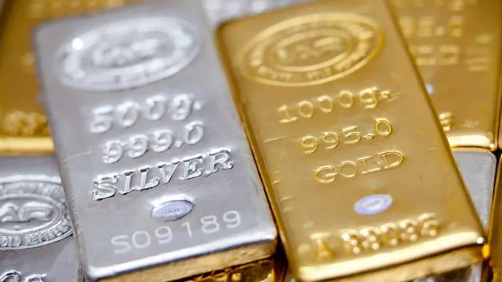 الذهب والفضة يحلقان لمستويات قياسية بدعم بيانات أميركية ضعيفة
