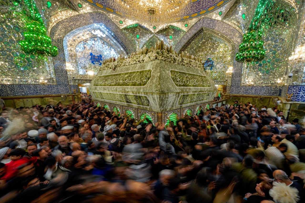 بالصور... حشود الزائرين تتوافد إلى مرقد الإمام علي (عليه السلام) بذكرى مولده المبارك