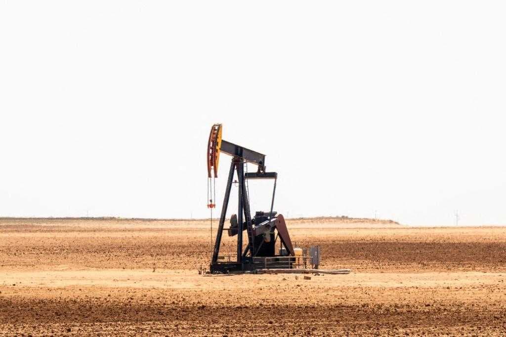 مستشار حكومي يتوقع ارتفاع أسعار النفط عالمياً بعد الأحداث في فنزويلا