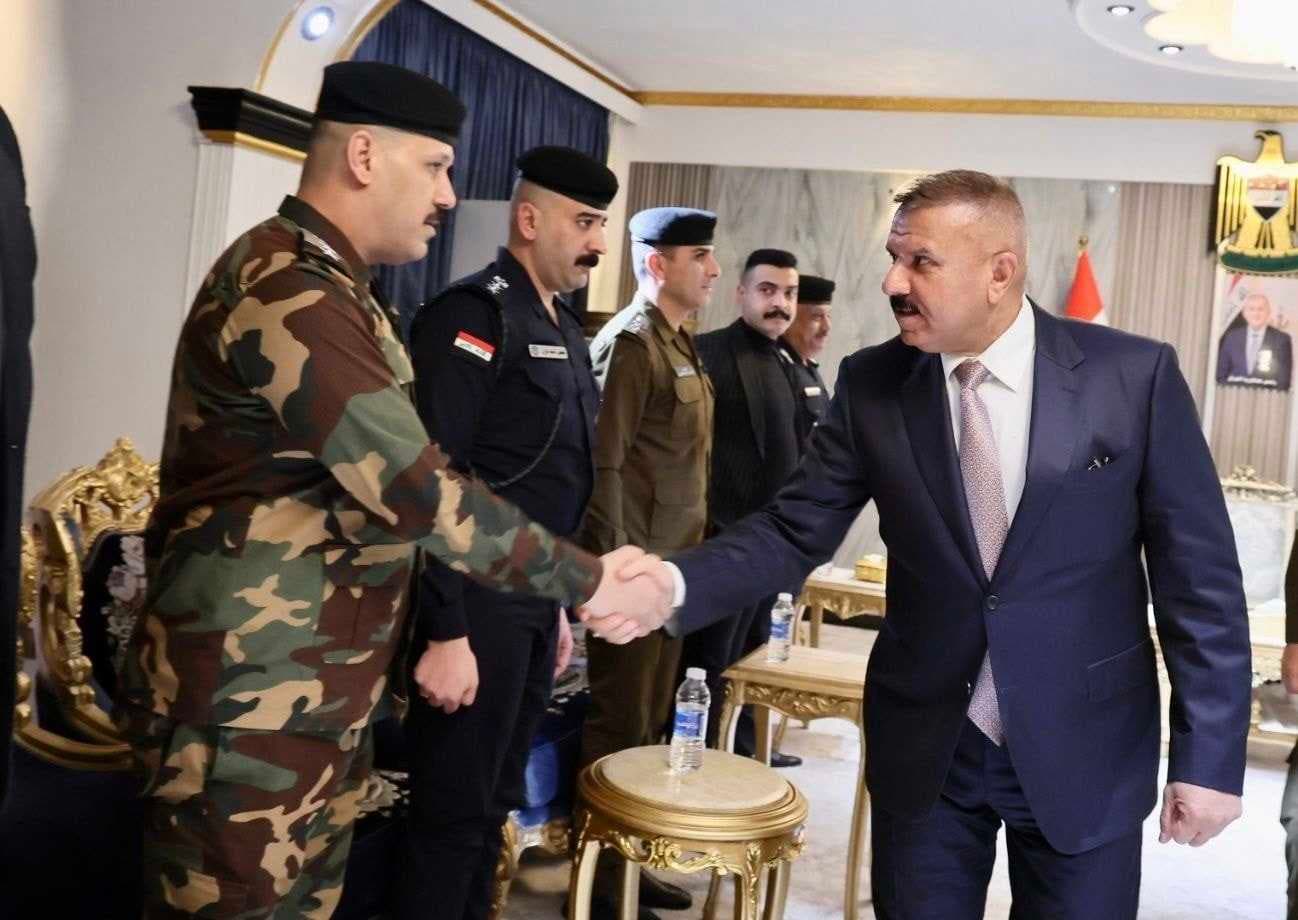 الشمري يكرم فريق أمني ألقى القبض على متهم بالسطو على صيرفة ببغداد