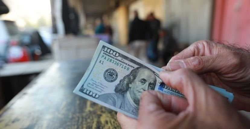 مصرف الرشيد: استمرار بيع الدولار للمسافرين بالسعر الرسمي