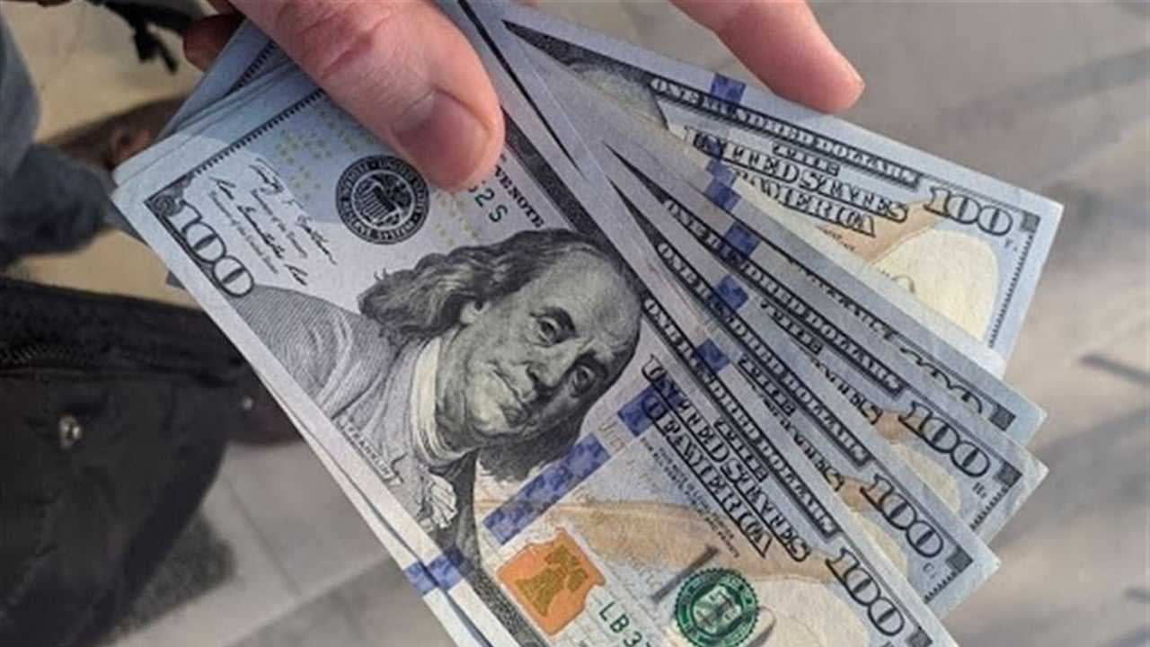 انخفاض طفيف في أسعار صرف الدولار