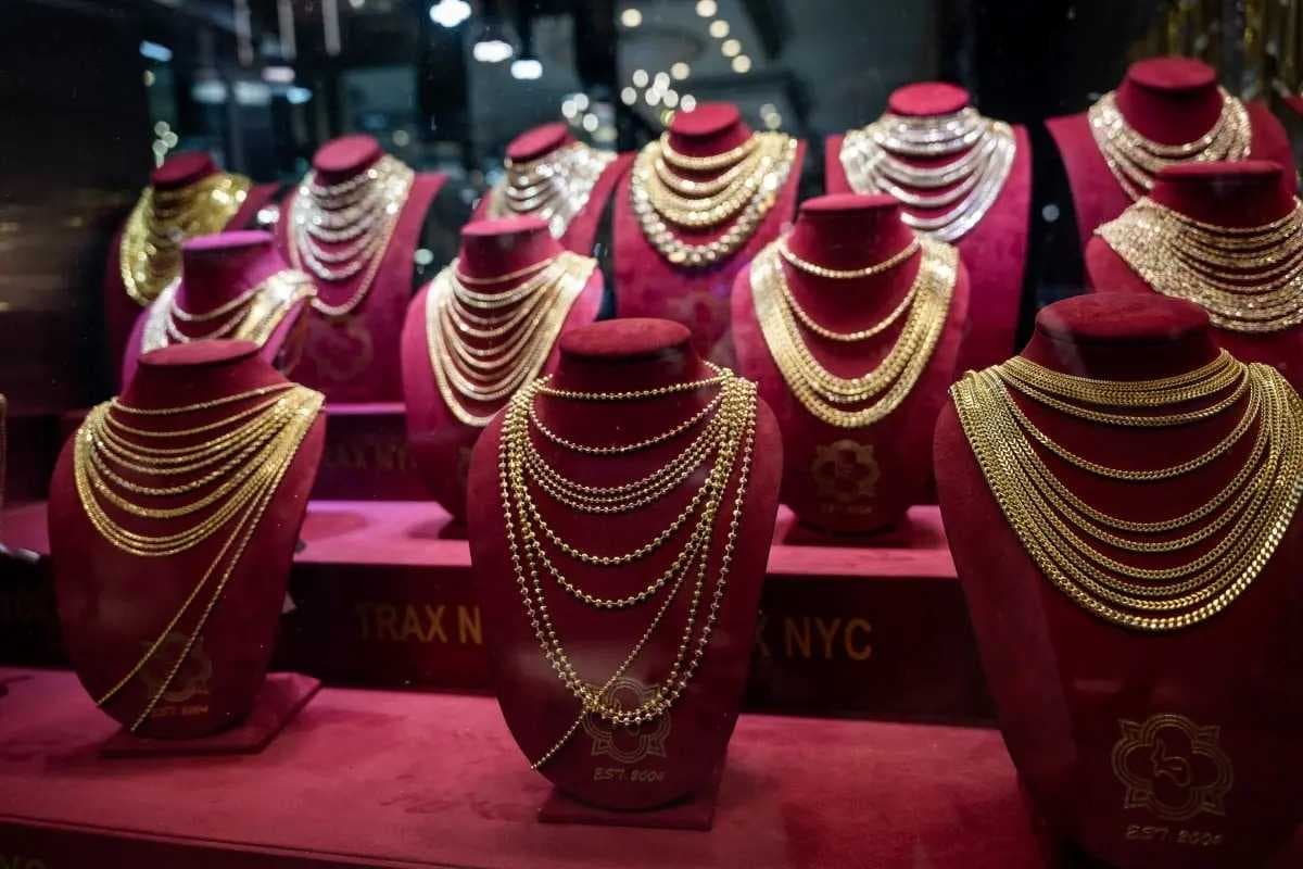 الذهب يتجاوز 5000 دولار وسط تجدد التوترات بين أميركا وإيران