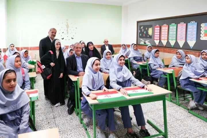 إيران تعلن بدء التعليم عن بُعد في المدارس غداً