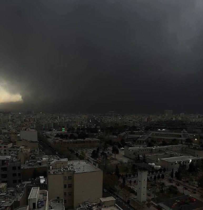تحول النهار إلى ليل في طهران بعد استهداف إسرائيلي أميركي مخازن النفط