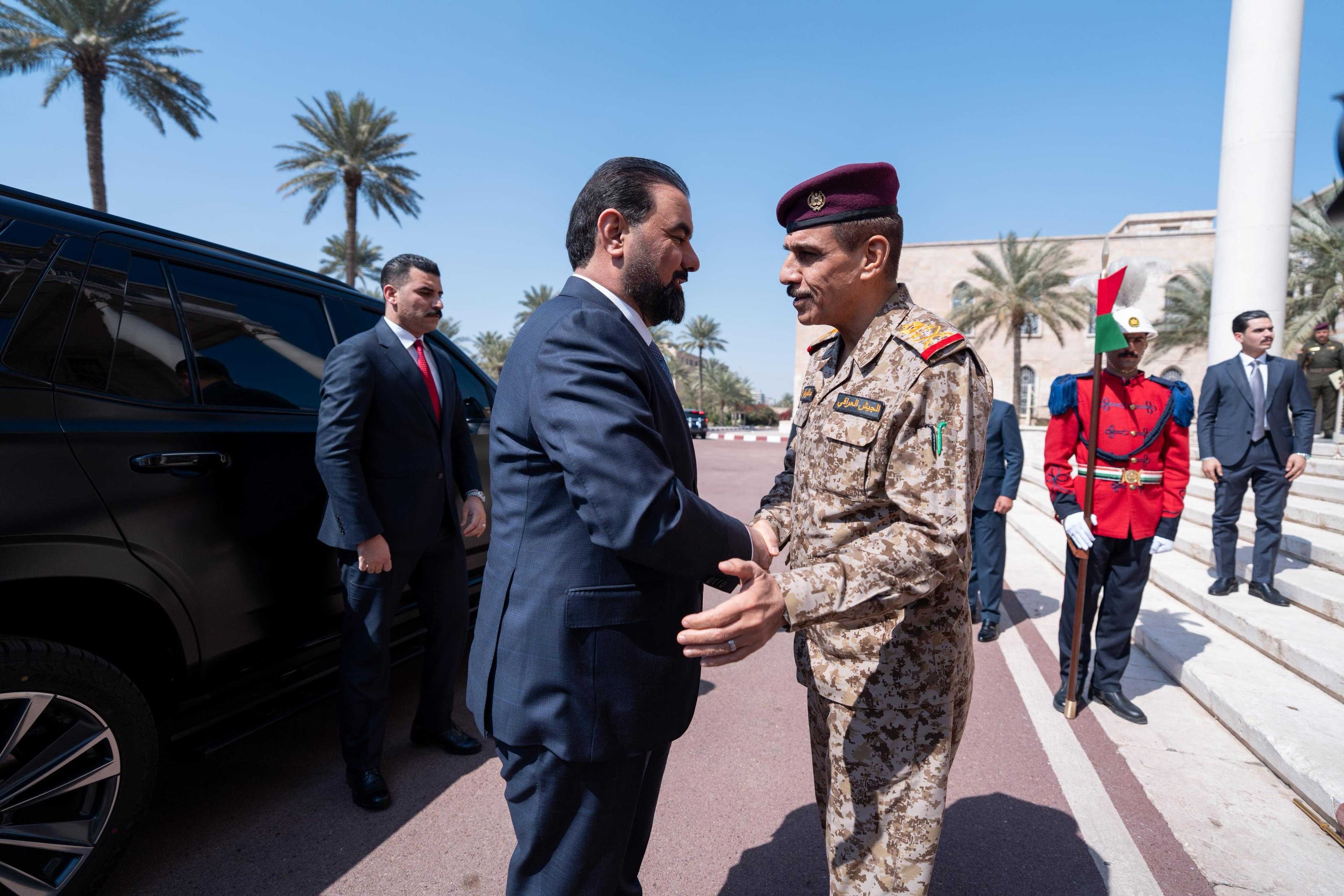 رئيس البرلمان يزور وزارة الدفاع ويؤكد دعم الجيش لحماية سيادة العراق