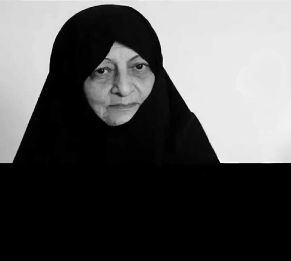 زوجة المرشد الأعلى علي خامنئي لا تزال على قيد الحياة