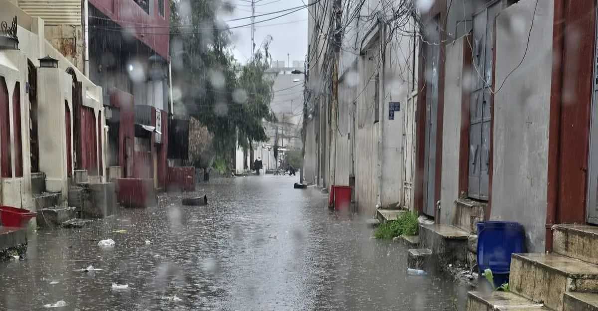 أمطار غزيرة تغرق شوارع مدينة الموصل وتسبب طفح المجاري
