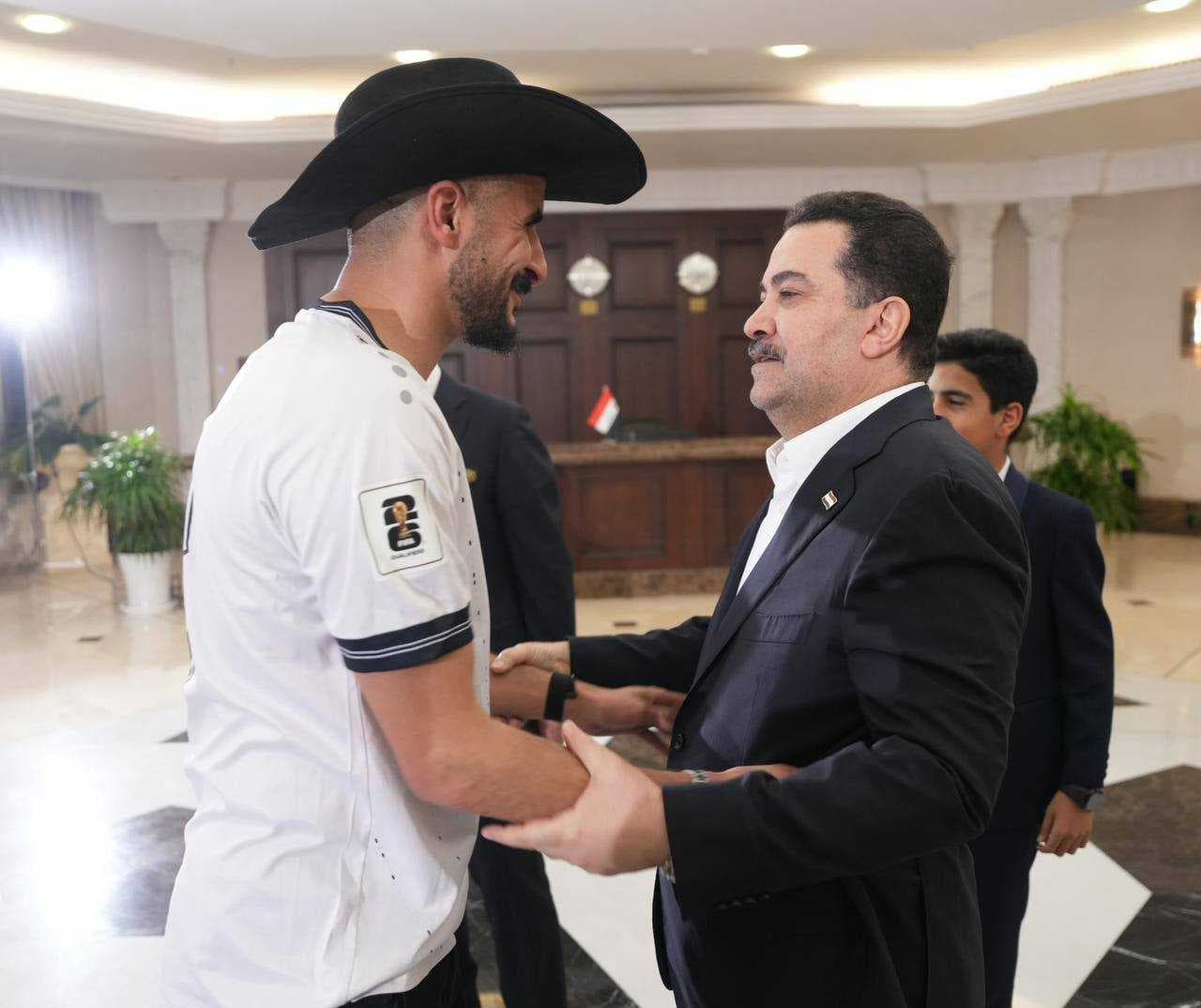 رئيس الوزراء يستقبل لاعبي المنتخب الوطني الكروي والكادرينِ التدريبي والإداري