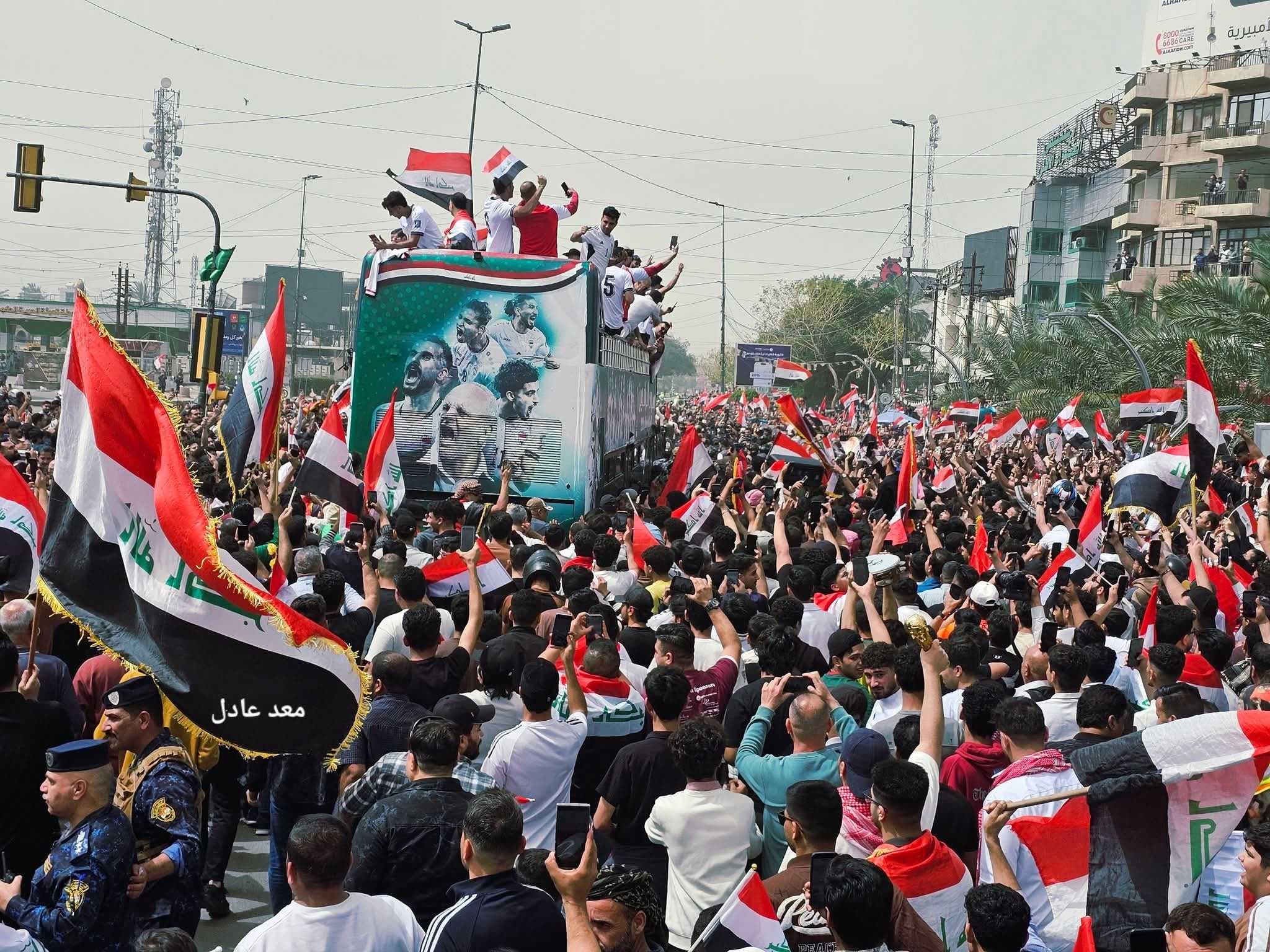 بالصور.. حافلة المنتخب الوطني تجوب شوارع العاصمة احتفالاً بالتأهل التاريخي للمونديال
