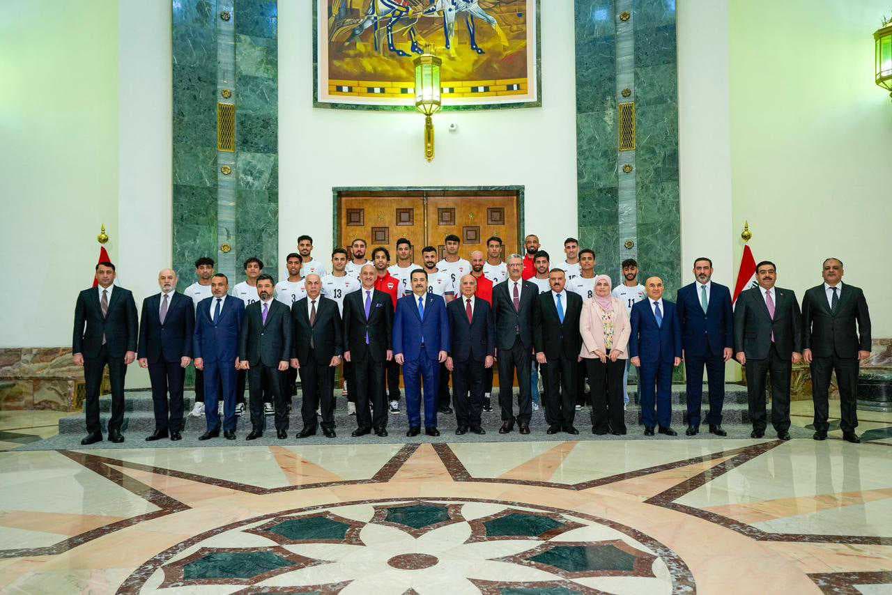 رئيس الوزراء يوجه بمنح لاعبي المنتخب الوطني وكادره التدريبي جوازاً دبلوماسياً ودوراً سكنية