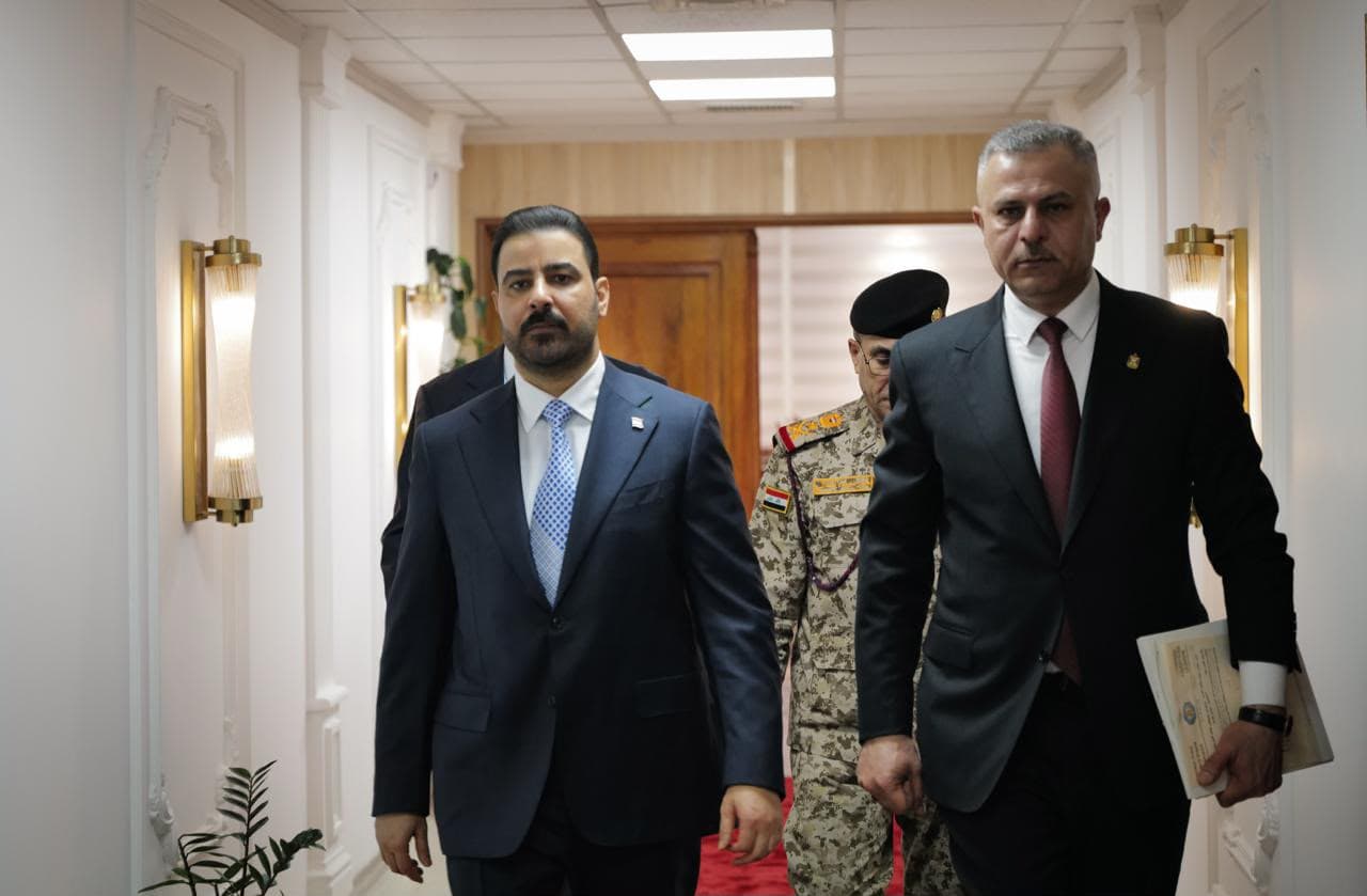 القائد العام للقوات المسلحة يجري زيارة إلى وزارة الداخلية ويصادق على ملف ترقية عدد من ضباط الوزارة