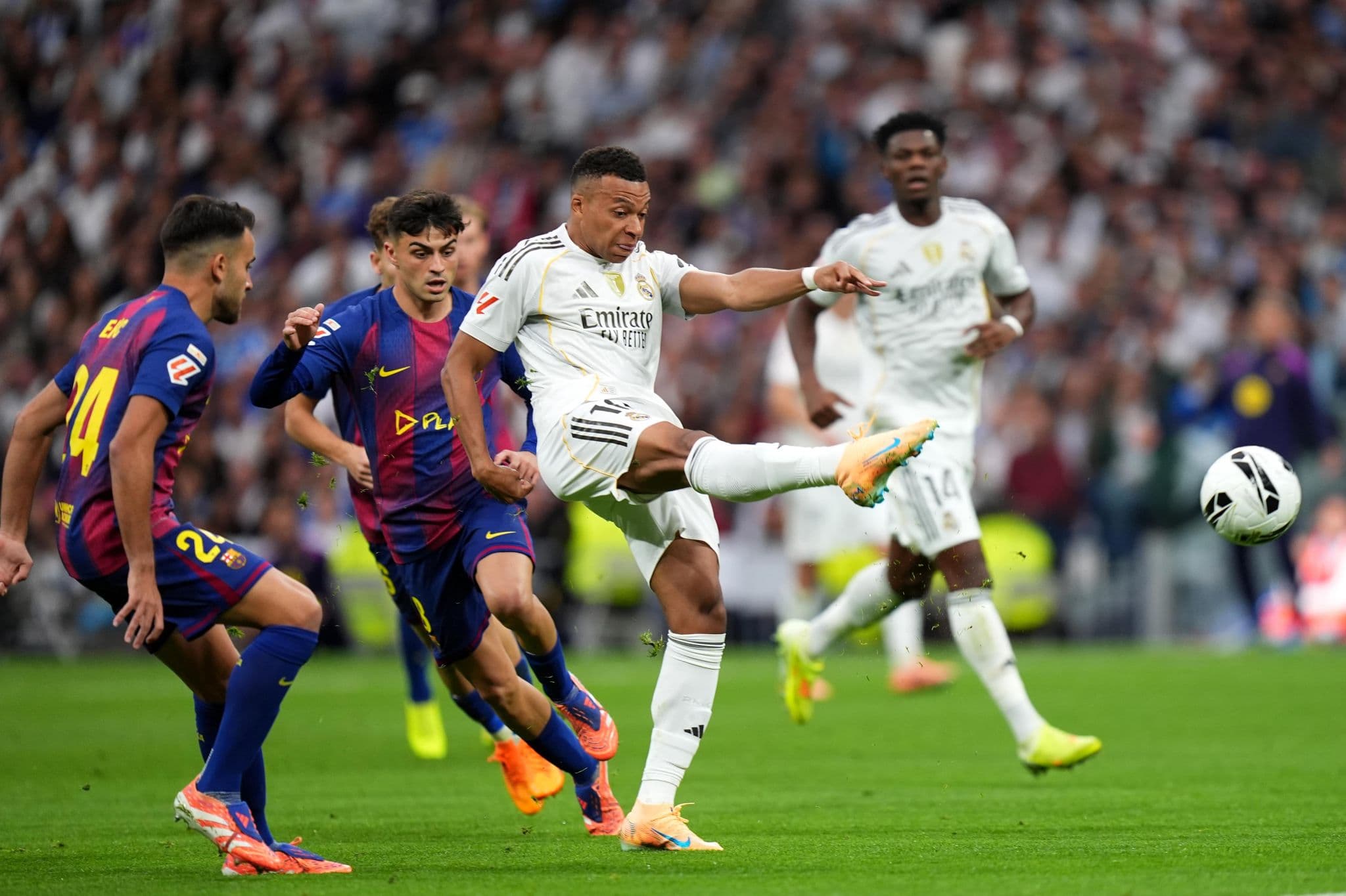 "كلاسيكو الأرض يشتعل في كامب نو".. برشلونة يبحث عن تعزيز الصدارة وريال مدريد يطارد الفارق