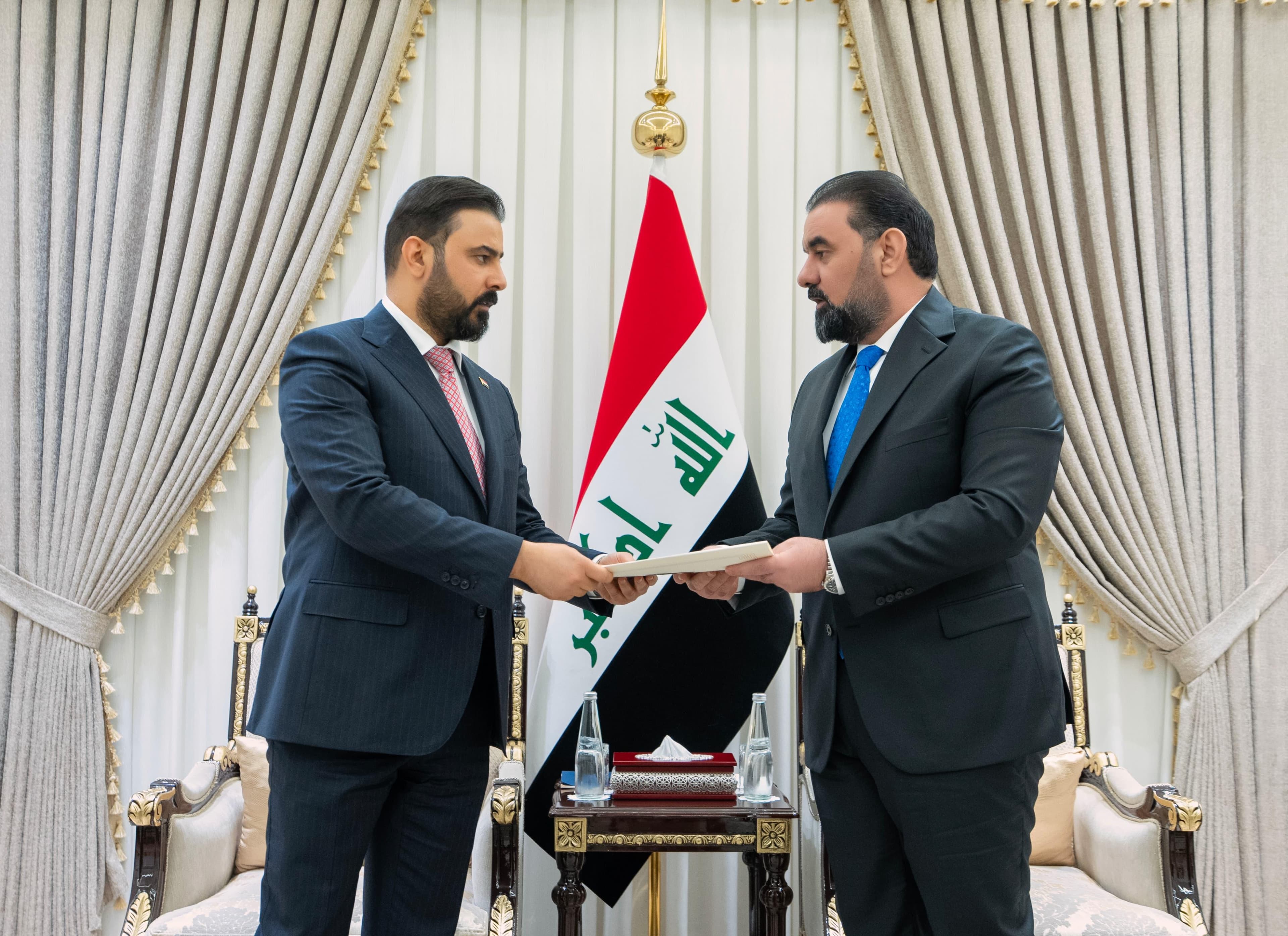 رئيس الوزراء المكلف علي فالح الزيدي يقدم المنهاج الوزاري إلى رئيس مجلس النواب هيبت الحلبوسي