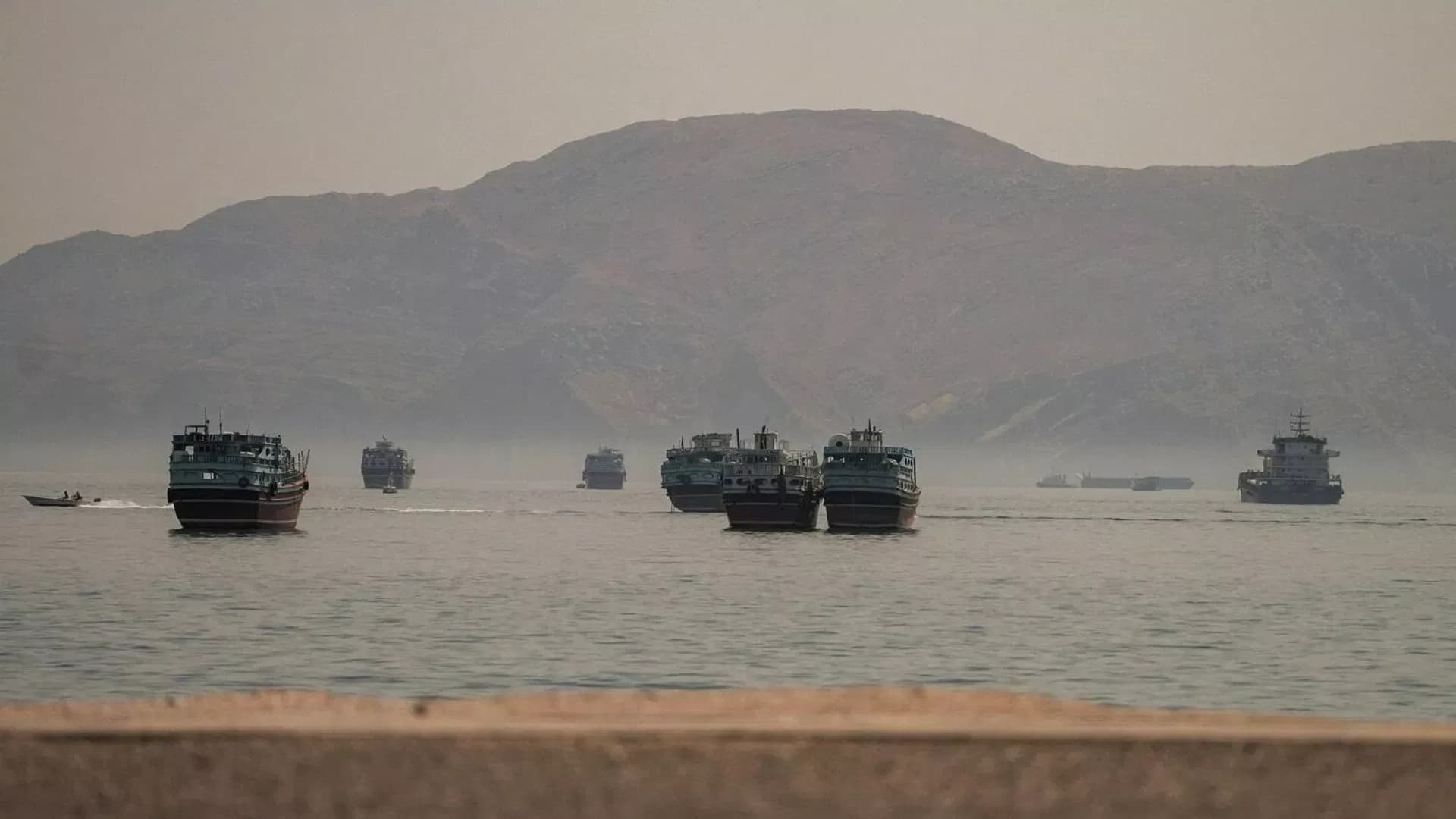 إيران: إعادة 5 سفن حاولت المرور من مضيق هرمز عبر الممر "غير الآمن"