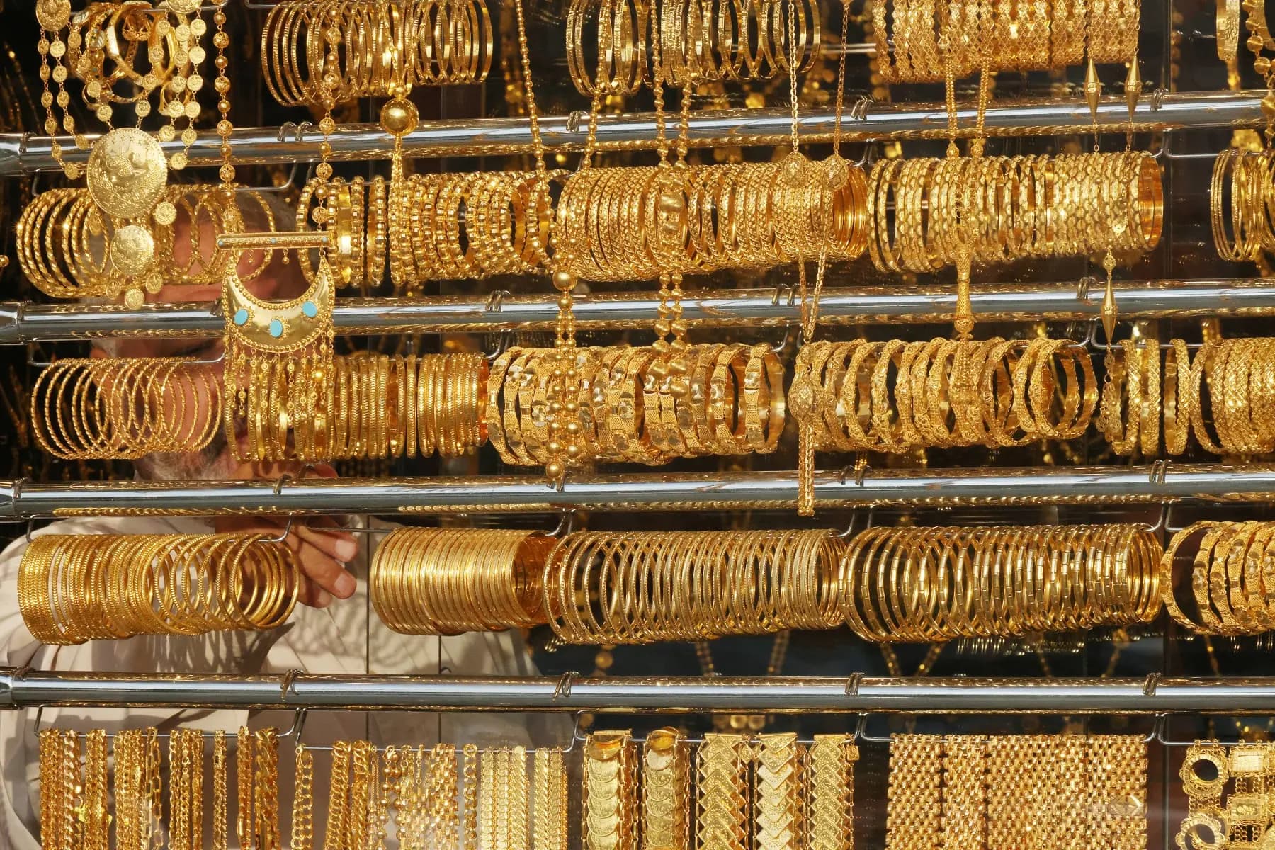 أسعار الذهب تتراجع مع تعثر محادثات السلام بين أميركا وإيران