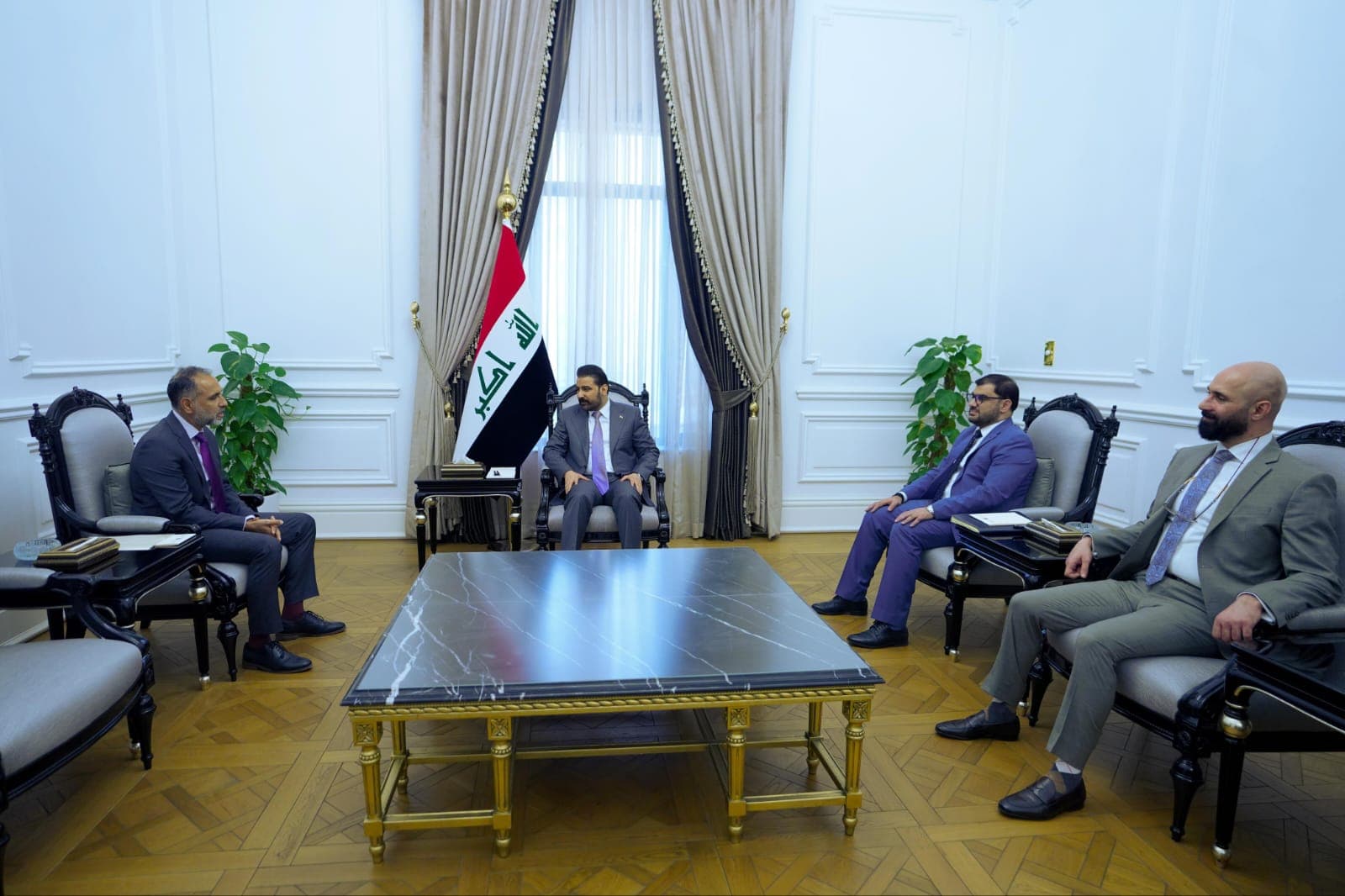 الزيدي يستقبل السفير البريطاني في العراق