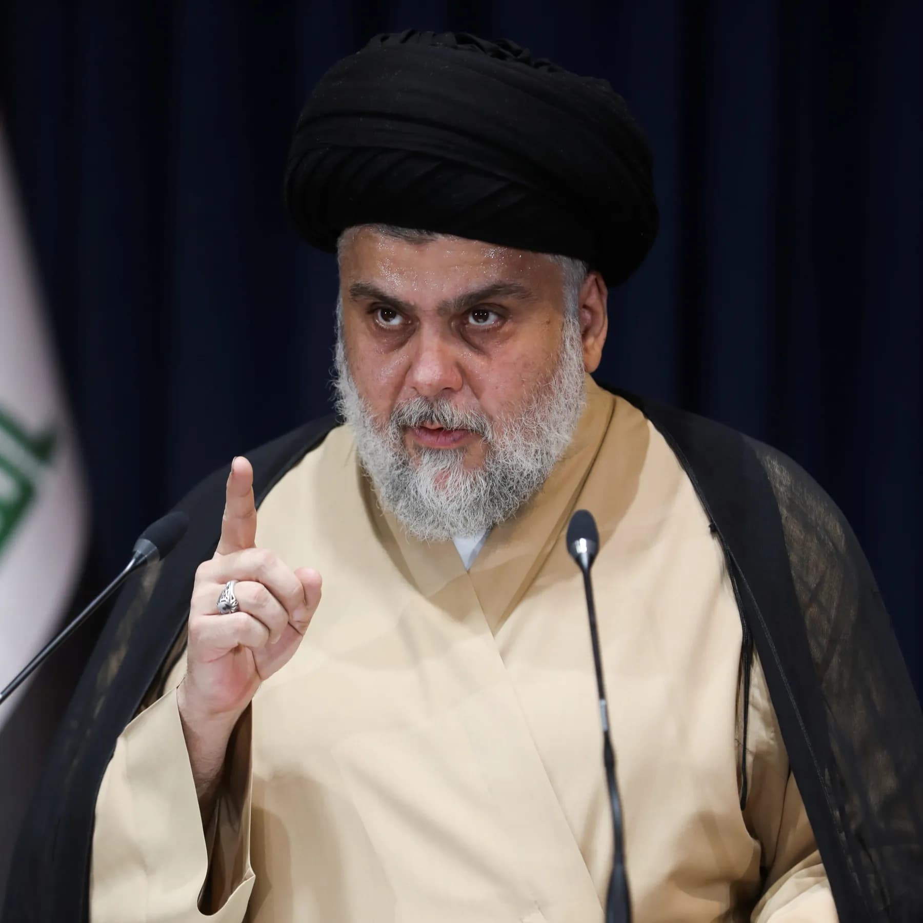 مقتدى الصدر: لن نقف مكتوفي الأيدي أمام التجاوزات إذا غضت الحكومة المحلية النظر عنها من لا يحترم النجف وسمعتها لن نحترمه