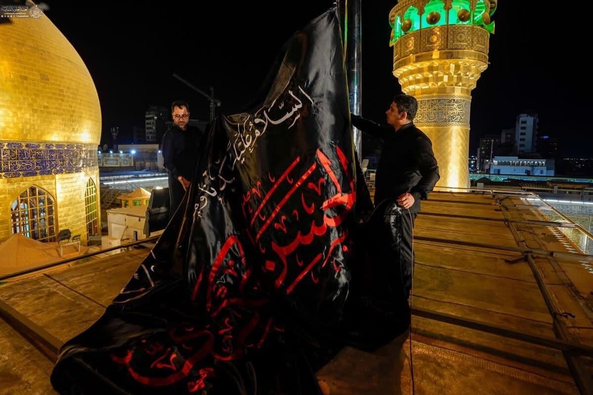 رفع راية الحزن في الصحن العلوي لذكرى استشهاد الإمام العسكري