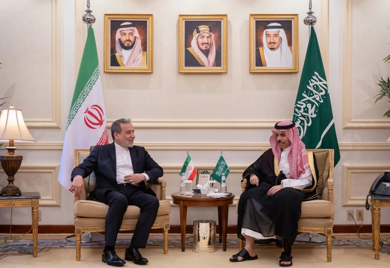 وزير الخارجية الإيراني يبحث مع نظيره السعودي خفض التصعيد والتطورات الإقليمية