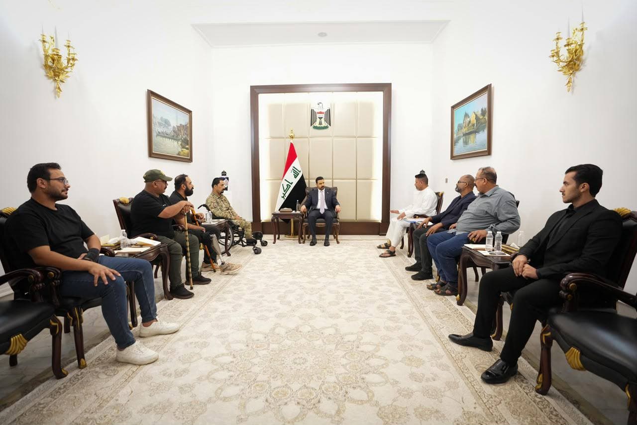 رئيس مجلس الوزراء علي الزيدي يستقبل مجموعة من جرحى الحشد الشعبي