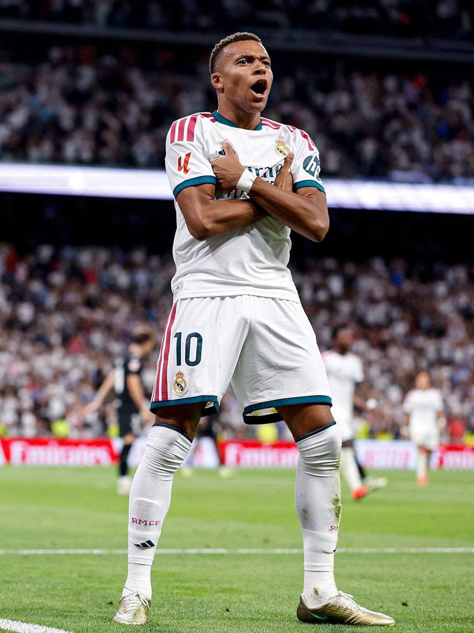 ريال مدريد يمطر شباك ريال سوسيداد برباعية في الدوري الإسباني