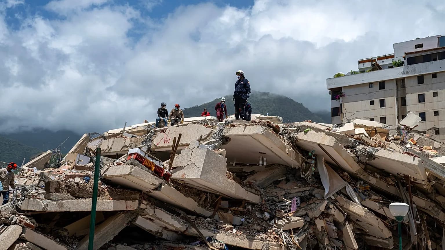 حصيلة مفجعة بعد شهر من الكارثة.. زلزال فنزويلا يغيب أكثر من 5 آلاف شخص والآلاف بلا مأوى