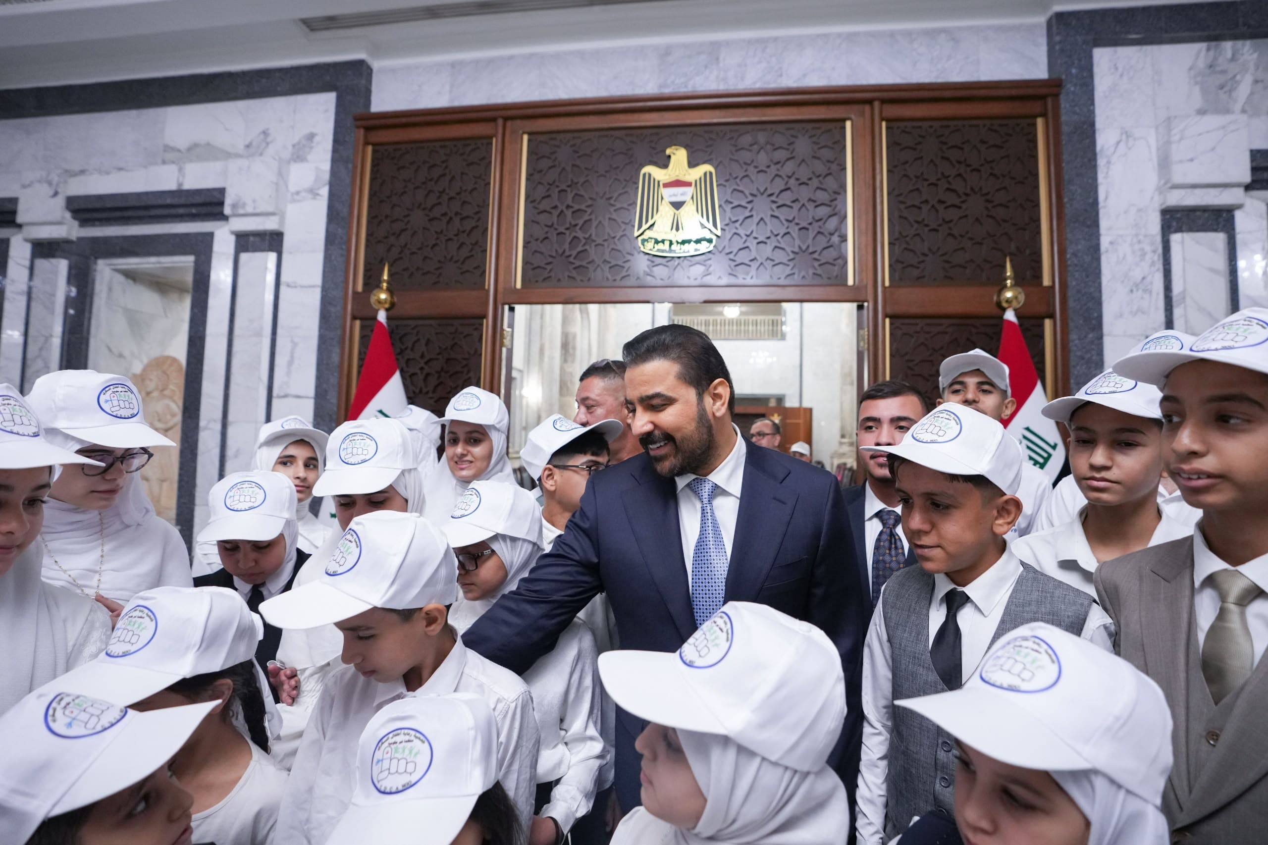الزيدي يفتح باب الدعم لأطفال السكري.. توجيه حكومي لتأمين العلاج والأجهزة